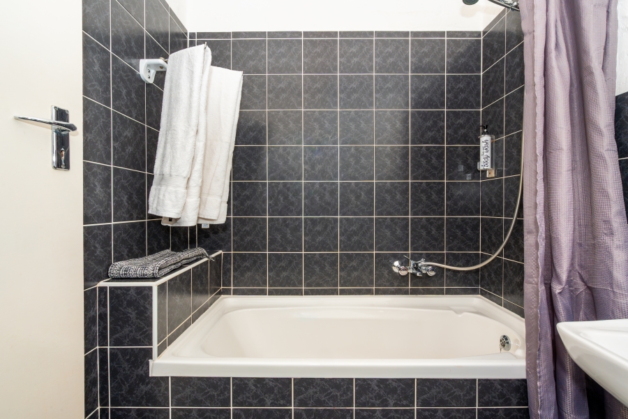 6 Bedroom Property for Sale in Middedorp Western Cape